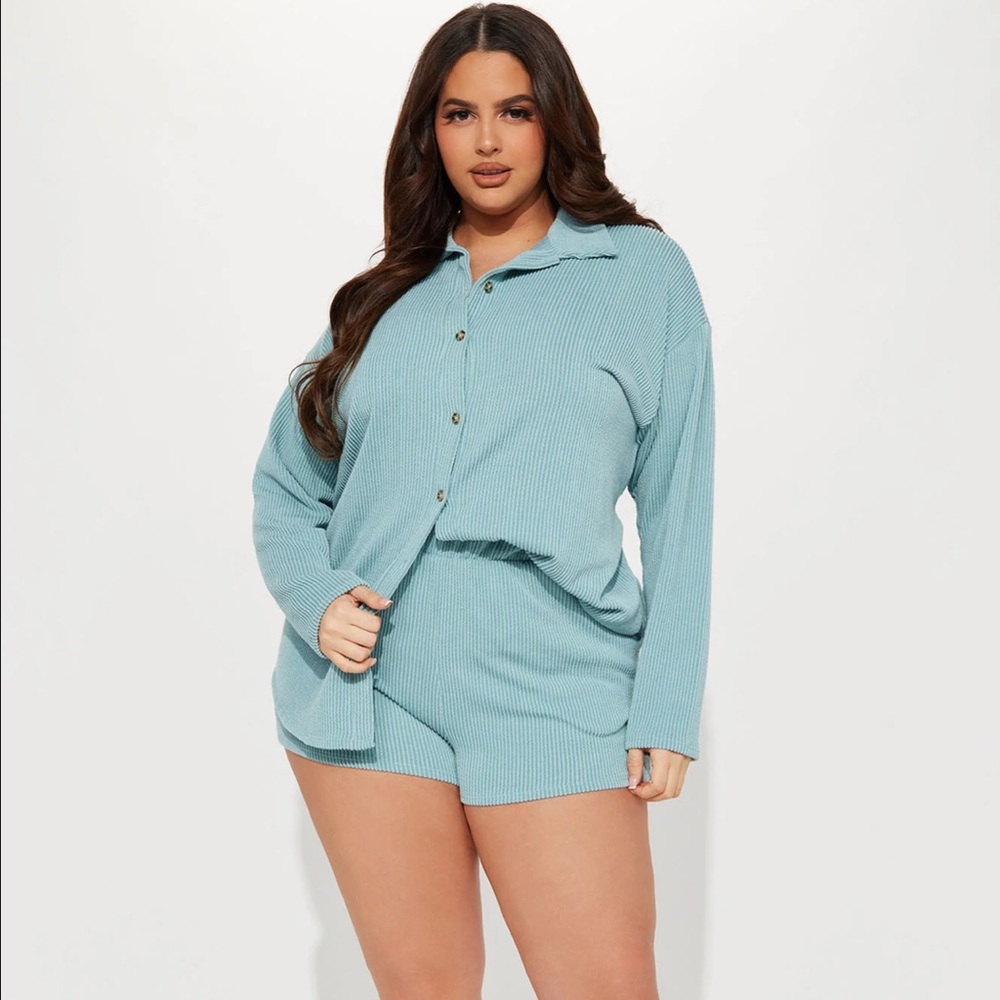 Two piece set - Picture 2 of 4